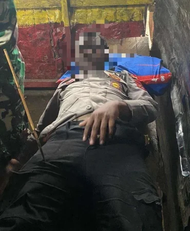 polisi diserang menggunakan panah