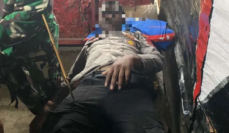 polisi diserang menggunakan panah