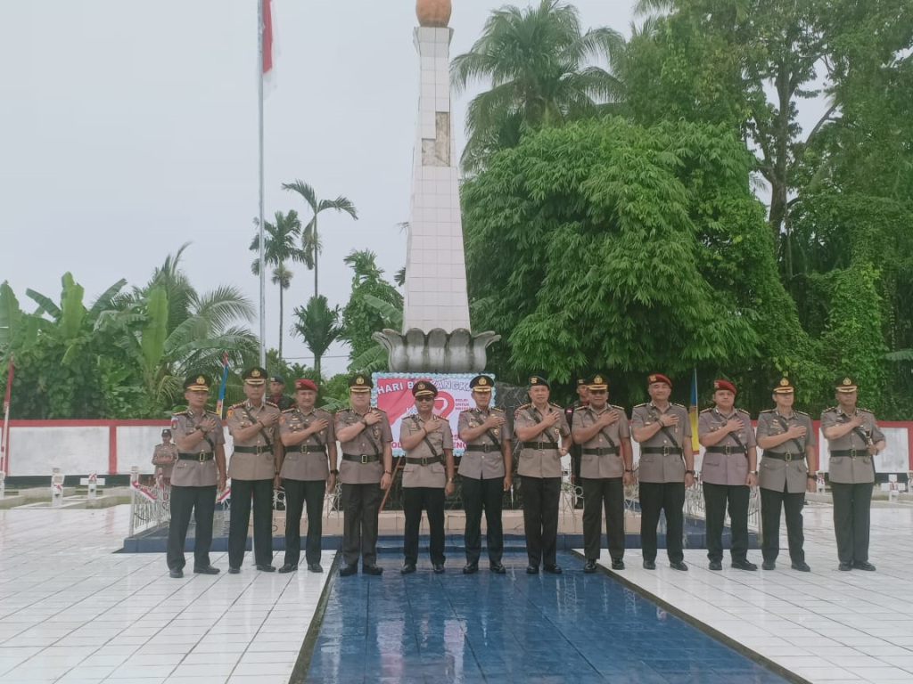 Polda Papua Tengah Ziarah ke TMP Nabire Jelang Hari Bhayangkara ke-79