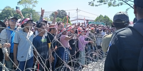 🚨 BREAKING NEWS Massa Berkumpul di Depan PN Nabire, Orasi Berlangsung