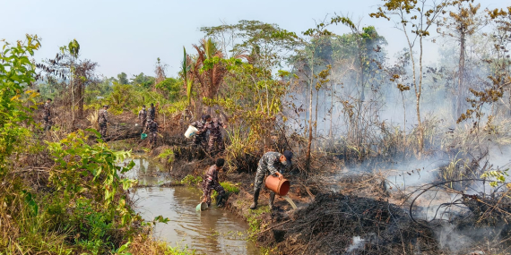 Lanal Nabire Bersama Warga Kendalikan Kebakaran Lahan di Samabusa